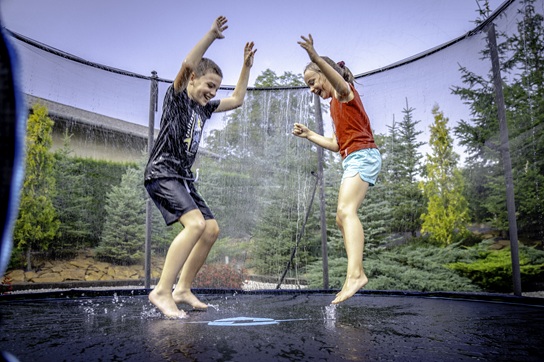 Kinder spielen an der frischen Luft