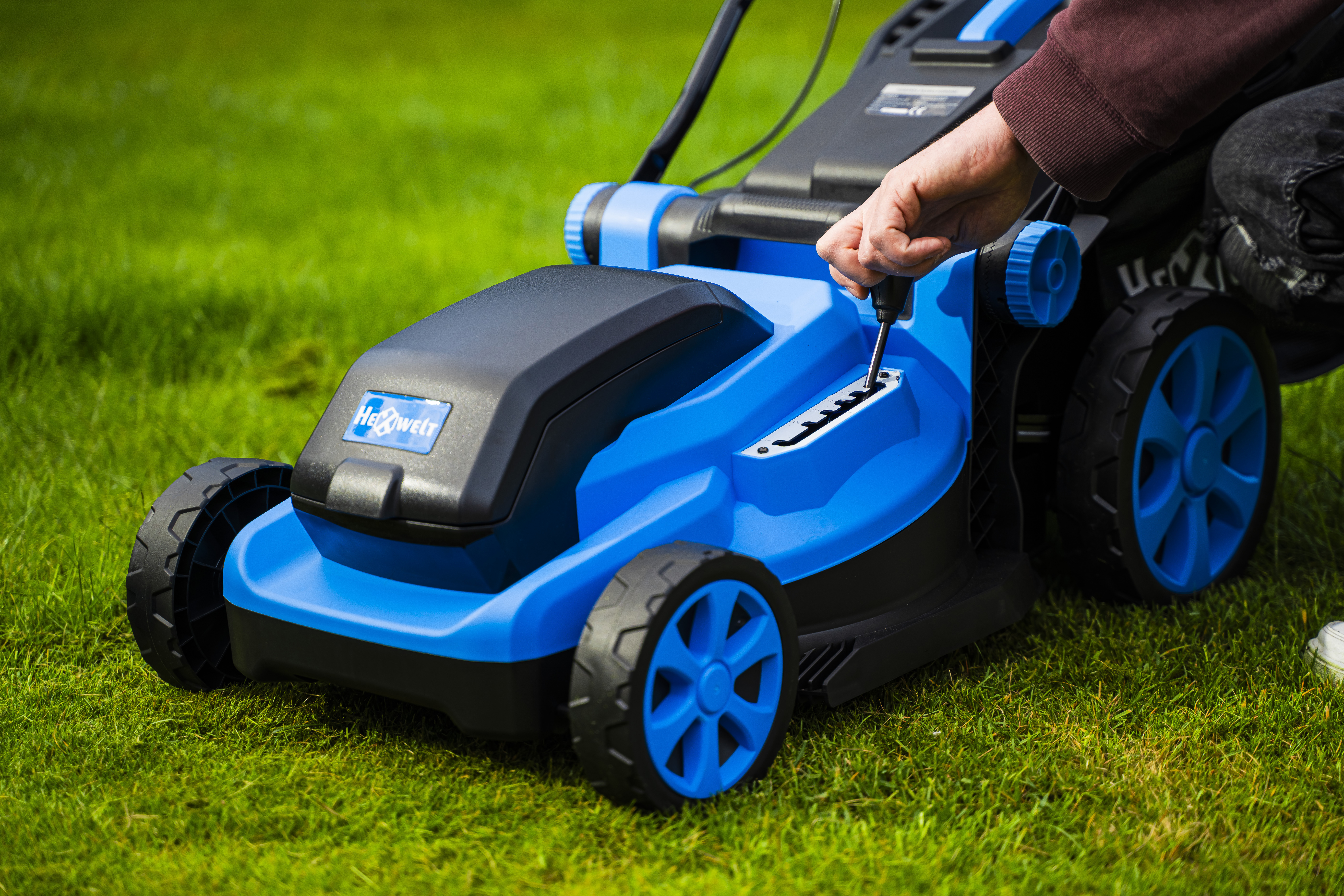 Moderner Hexwelt Rasenmäher mit großem Fangkorb